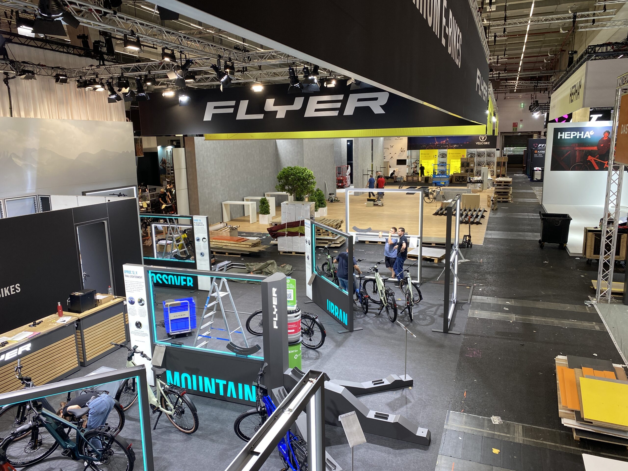 Messehalle von oben fotografiert, Blich auf verschiedene Fahrräder in den Messeständen